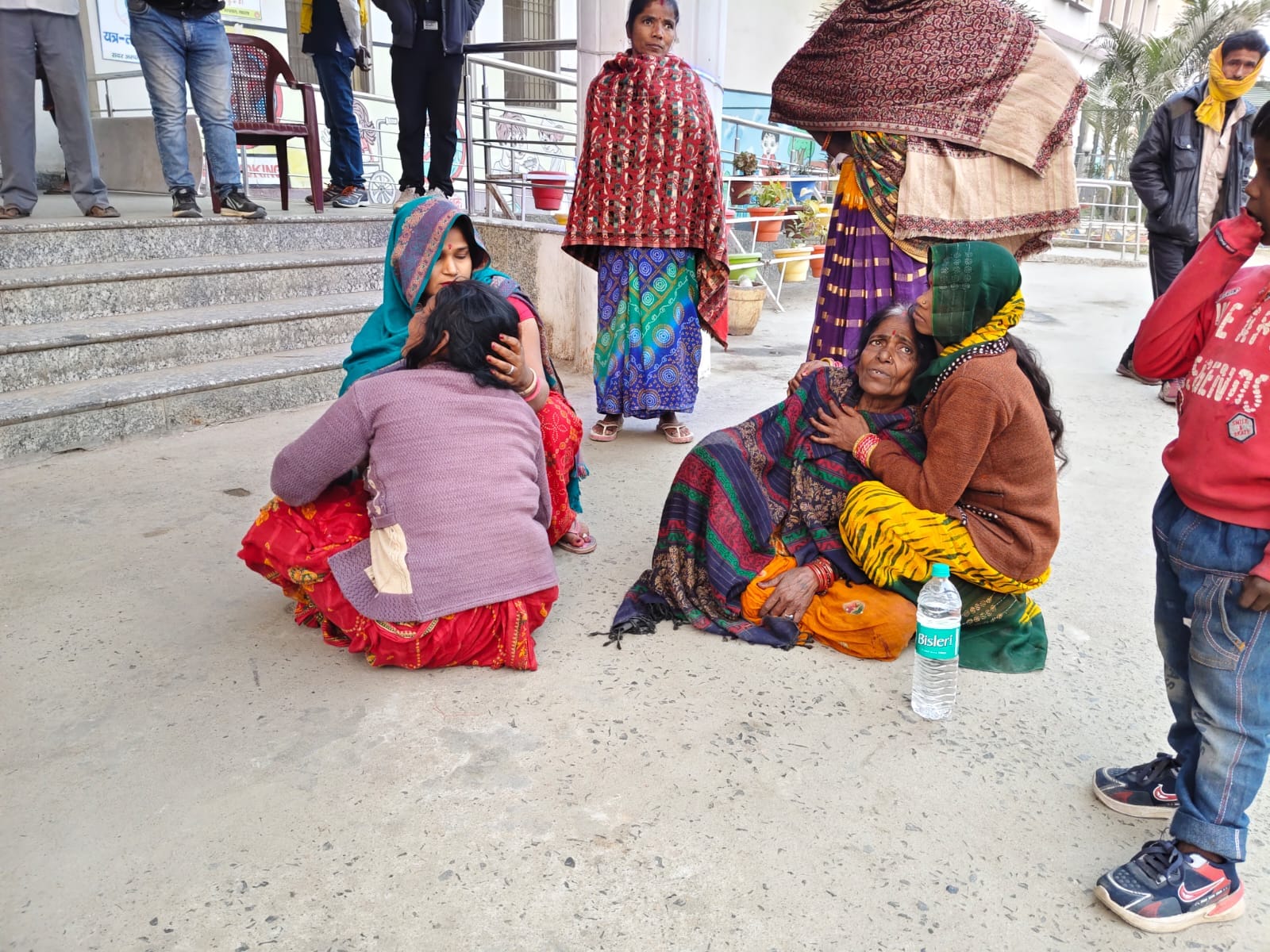 सदर अस्पताल के बाहर पीड़ित परिवार।