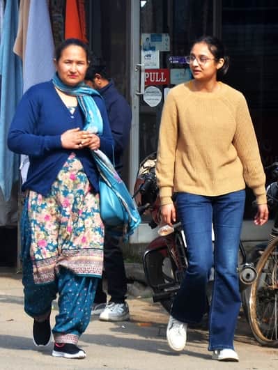 सदर क्षेत्र में शुक्रवार को धूप में निकलीं महिलाएं। संवाद