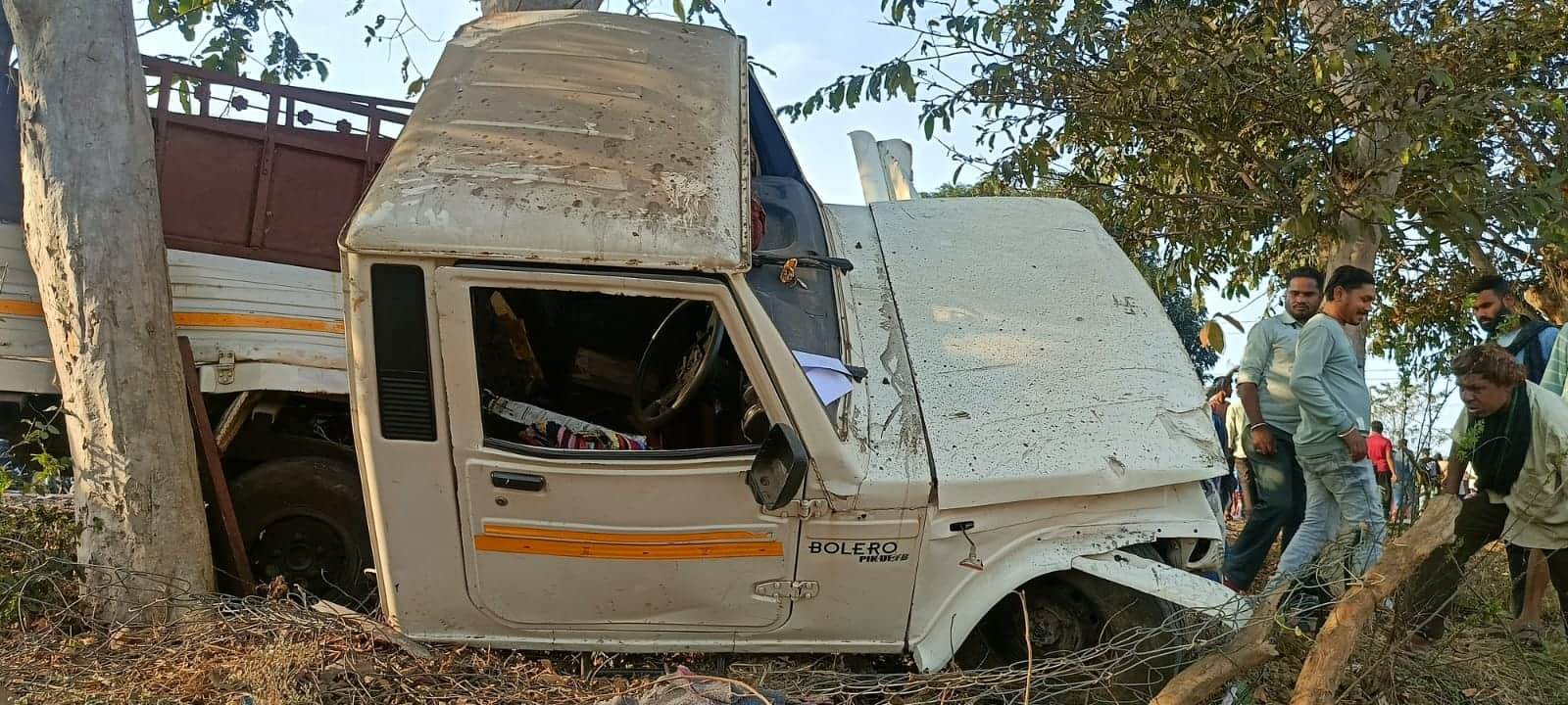 सड़क किनारे पिकअप वाहन पलटा