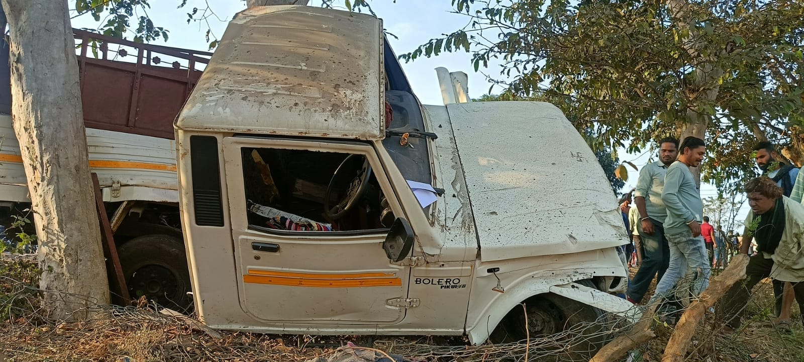 सड़क किनारे पिकअप वाहन पलटा