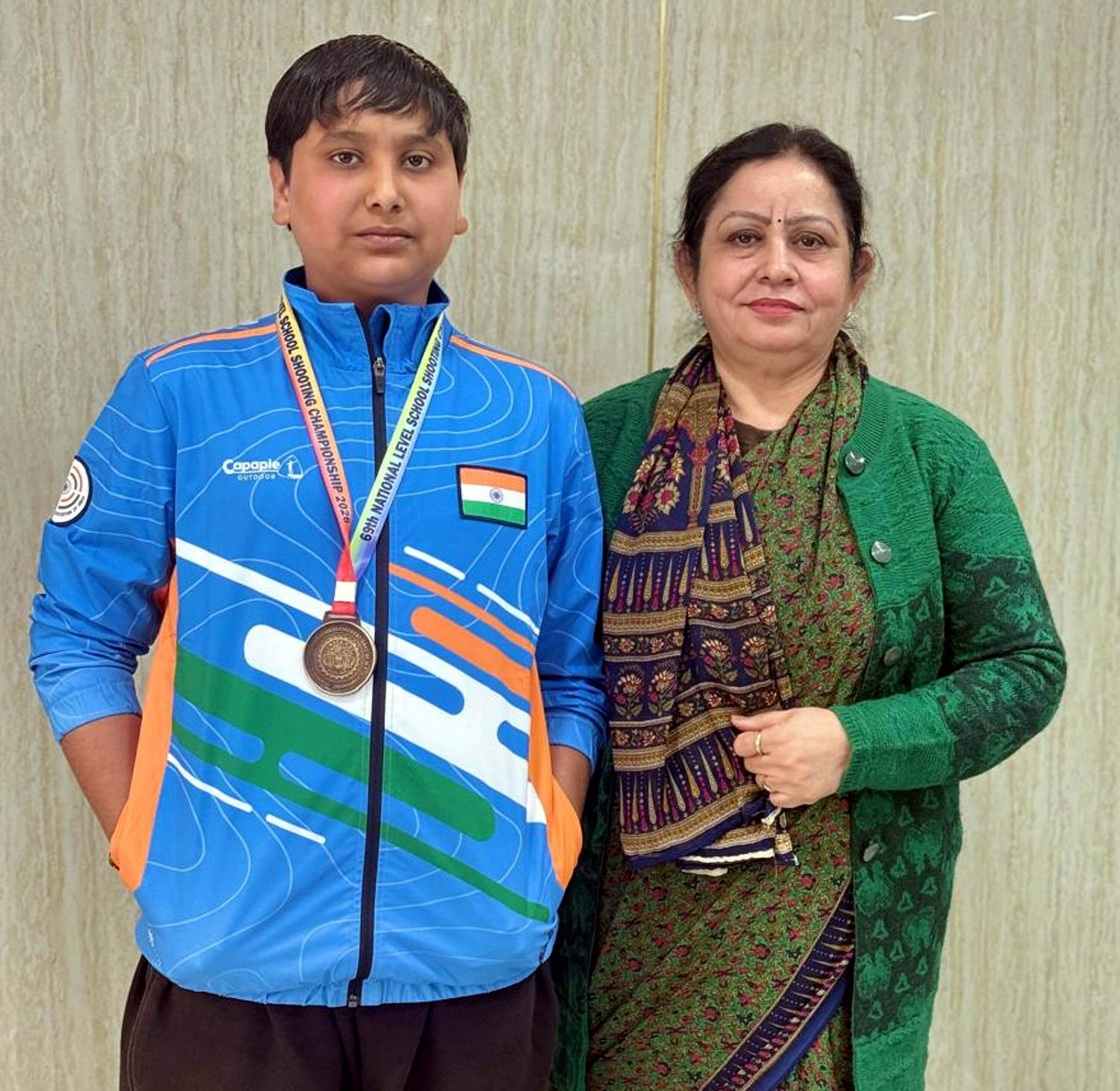 शाहाबाद। स्वर्ण पदक विजेता समर सिंह को बधाई देती प्रधानाचार्य डॉ. दीपिंदर वालिया।विज्ञप्ति