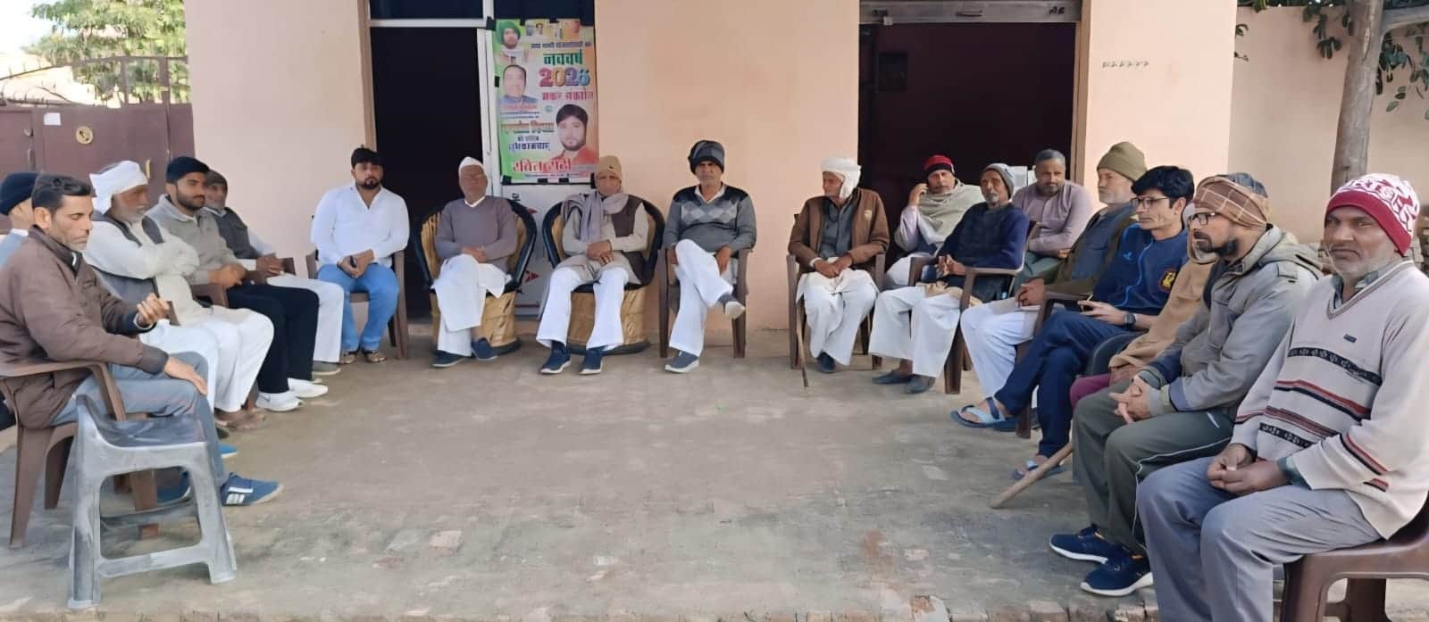 शाहडब्बर में आयोजित राठी खाप की बैठक में मौजूद ग्रामीण : स्रोत स्वयं