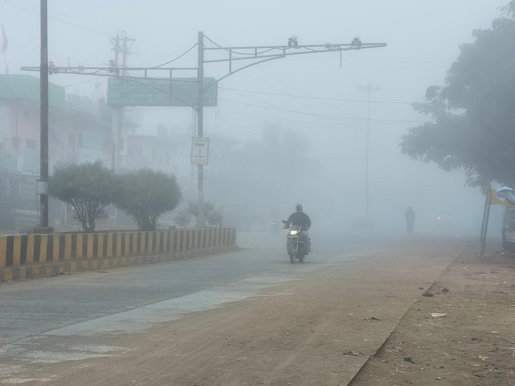 शहडोल की सड़कों में छाया घना कोहरा।