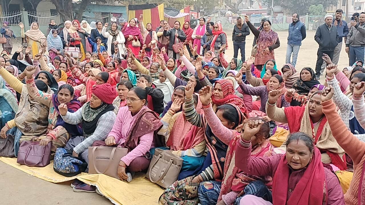 शाहजहांपुर में जीआईसी खेल मैदान में धरना देतीं आंगनबाड़ी कार्यकत्री। संवाद