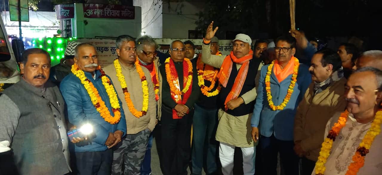 शाहजहांपुर में संकल्प यात्रा में शामिल लोगाें का फूल माला पहनाकर स्वागत करते स्वदेशी जागरण मंच 