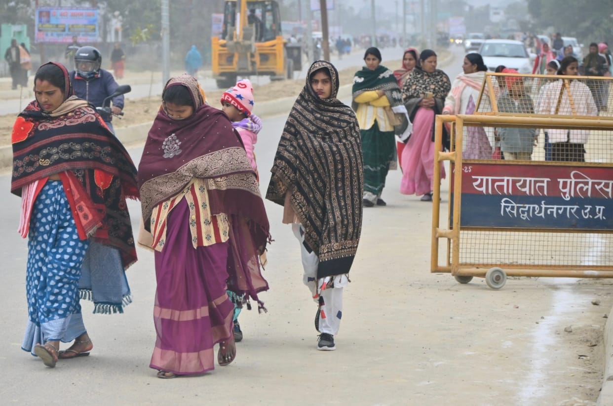 Siddharthnagar News: The weather has changed again in the Terai region; a dense fog warning has been issued