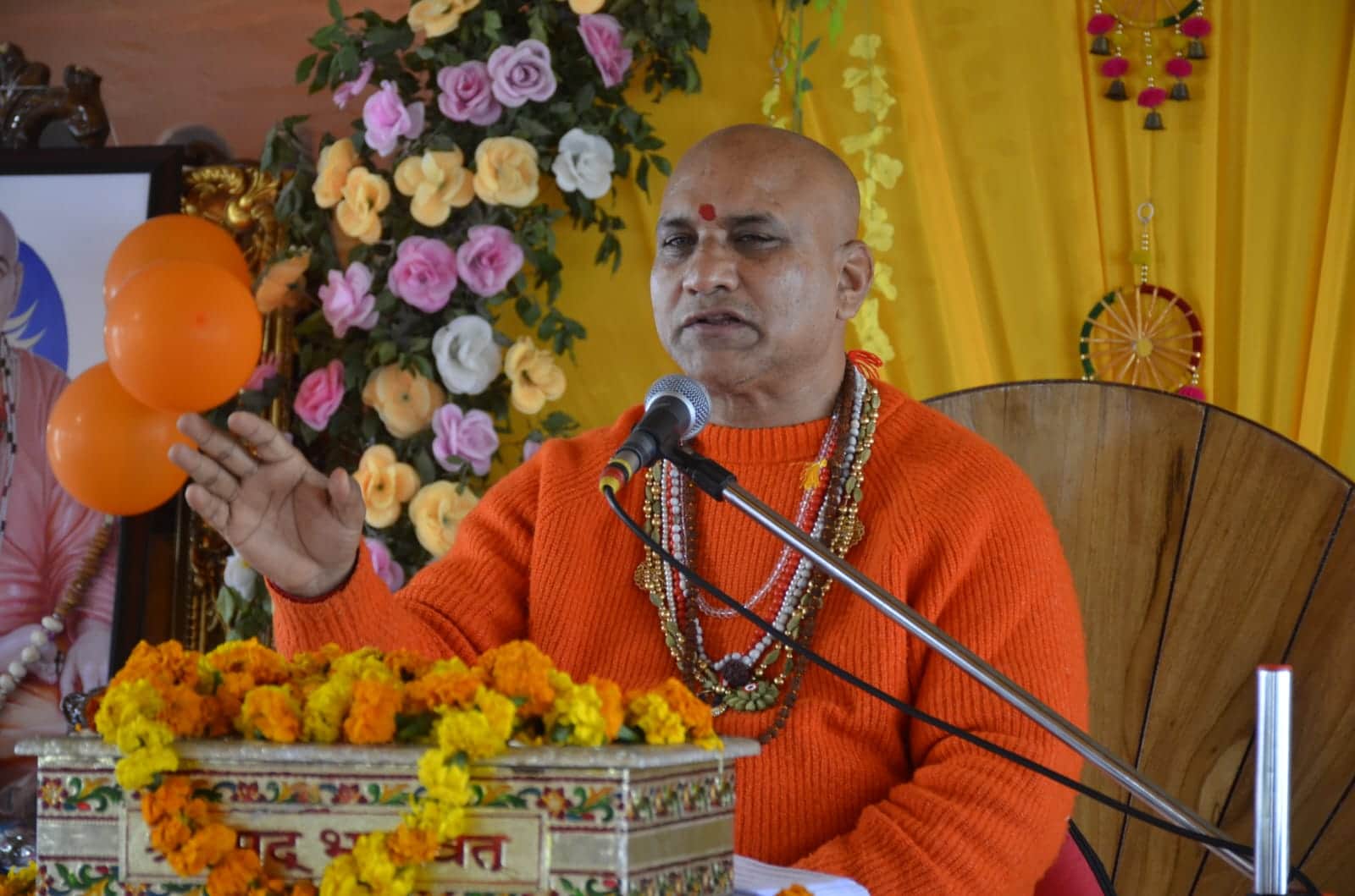 शुकतीर्थ आश्रय मानव चेतना केंद्र में भागवत कथा सुनाते स्वामी बह्मास्वरुपानन्द महाराज। संवाद