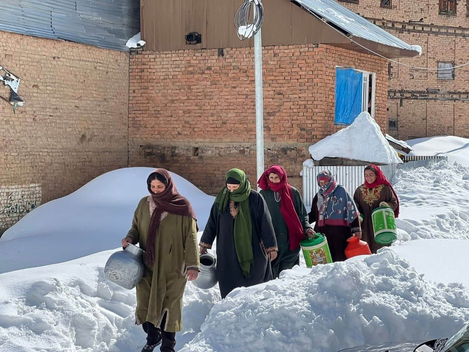 शोपियां के सेडो में पानी नहीं आने पर नाराजगी जताते लोग। संवाद