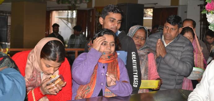 श्री खाटू श्याम मंदिर में श्री श्याम बाबा के दर्शन करते श्रद्धालु। संवाद