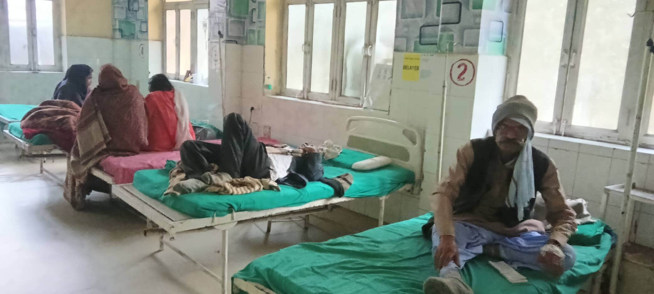 फ़ोटो 33 महाराजा तेज सिंह जिला अस्पताल में भर्ती मरीज।संवाद