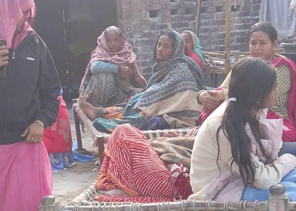 ट्रक से कुचलकर हुई बालक की मौत के बाद शोक में डूबे परिजन। संवाद