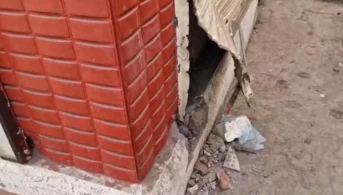 दुकान का उखाड़ा गया शटर। 