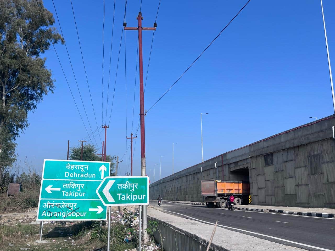 दिल्ली-देहरादून एक्सप्रेसवे पर लगे औरंगजेबपुर के बोर्ड पर पोती गई कालिख। संवाद