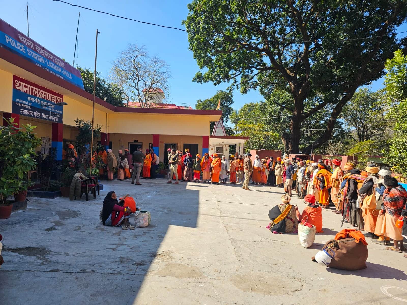 थाना लक्ष्मणझूला में सत्यापन के लिए उमड़ी फक्कड़ बाबाओं की भीड़। स्रोत जागरूक पाठक।