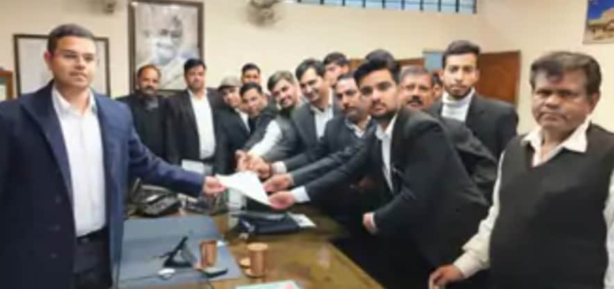 दौसा कलेक्टर को ज्ञापन देते अधिवक्ता