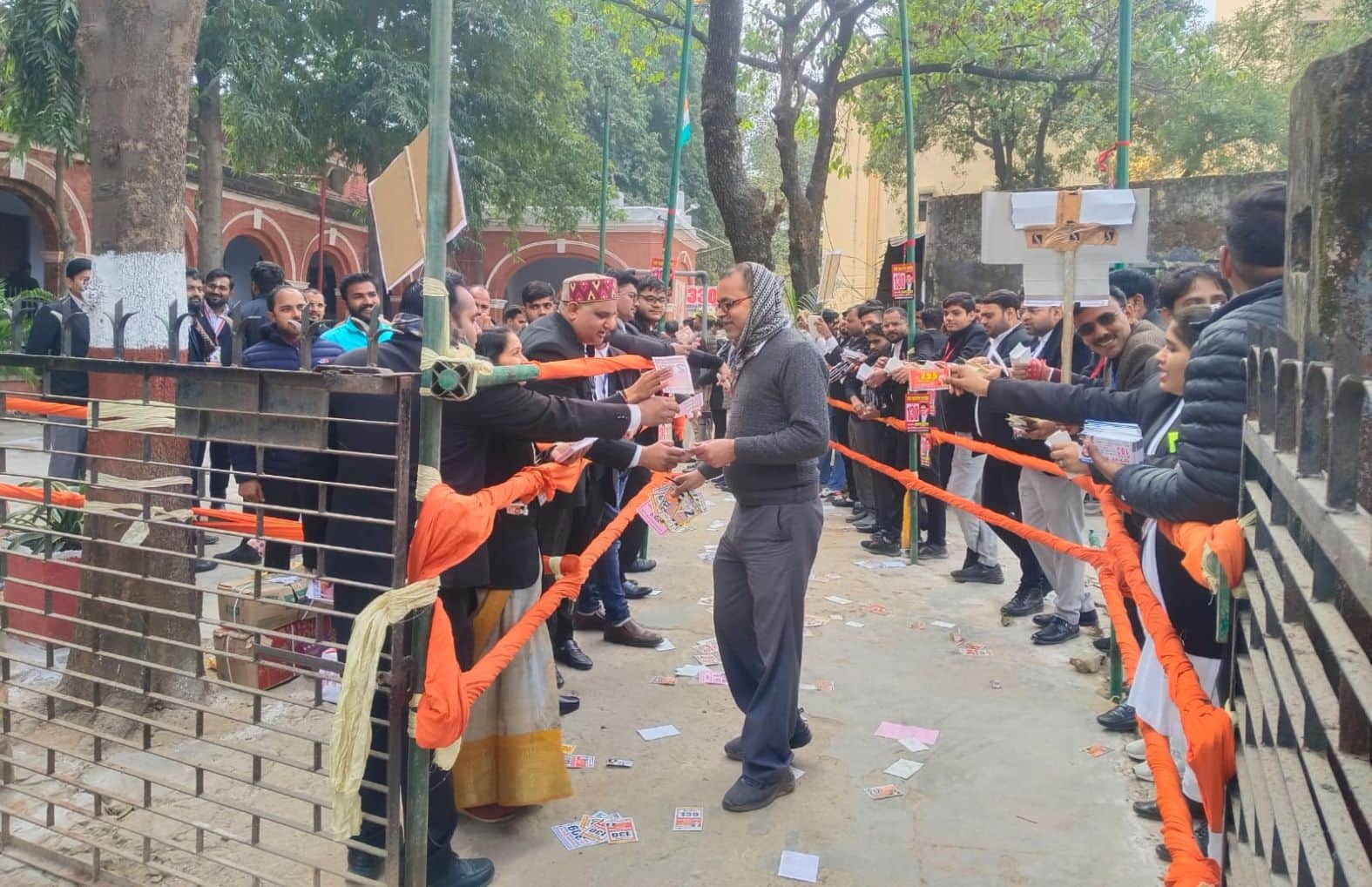  दीवानी न्यायालय में अधिवक्ताओं से मतदान के लिए लाइन में खड़े होकर अपील करते प्रत्याशीगण व उनके 