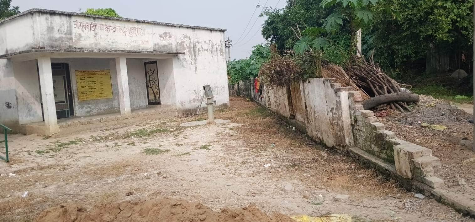 धीना के कुशहा गांव के प्राथमिक विद्यालय की टूटी बाउंड्री वॉल। संवाद