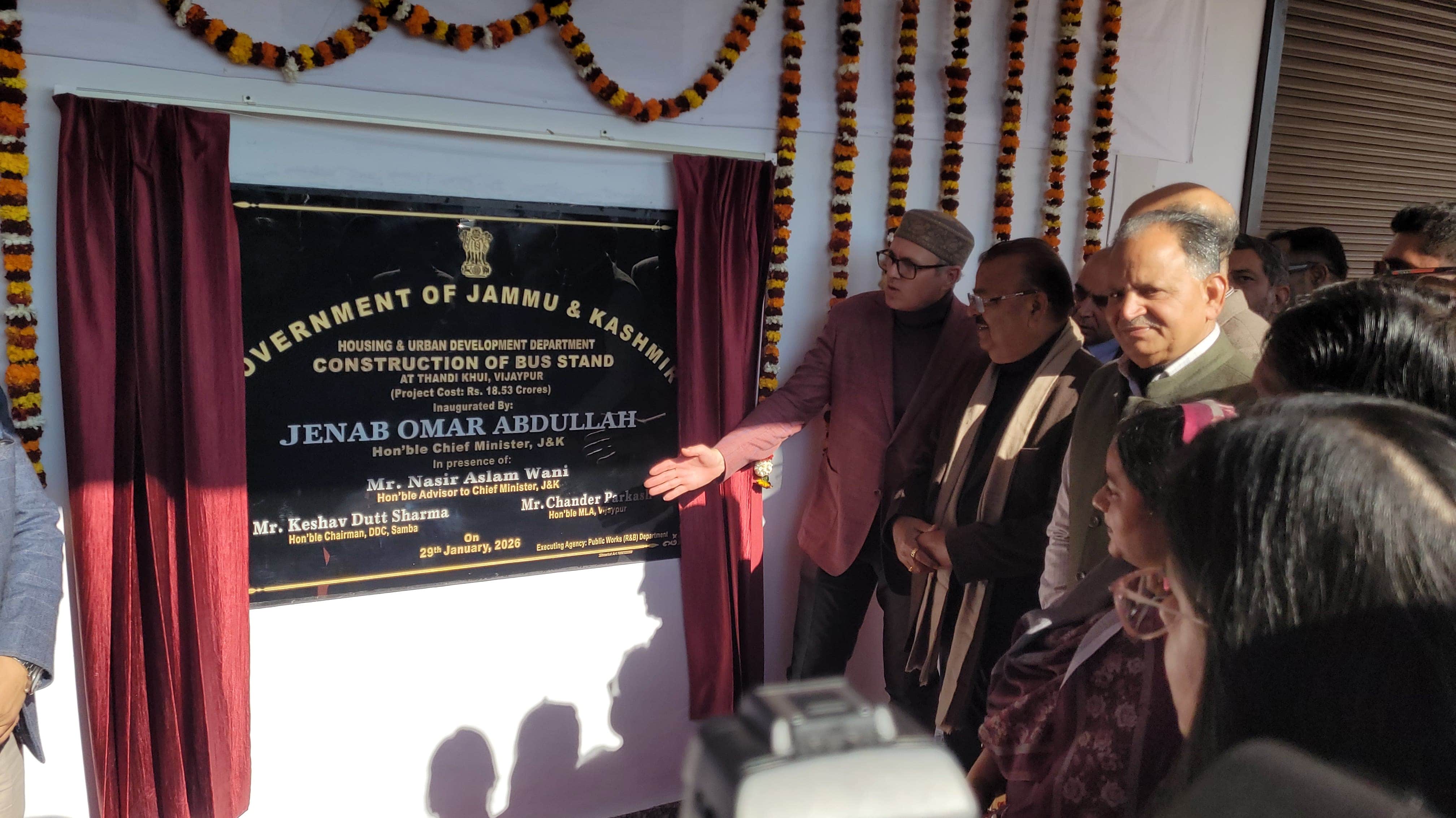 विजयपुर में बस स्टैंड का उद्घाटन करते सीएम उमर।  