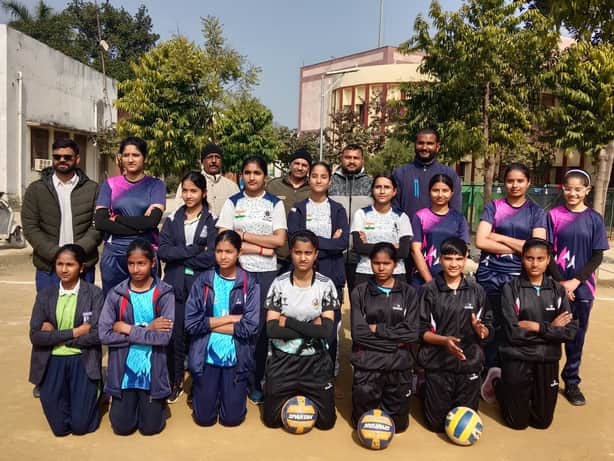 वॉलीबाल प्रतियोगिता के लिए चुनी गई मेरठ मंडल की महिला टीमफोटो स्त्रोत संवाद