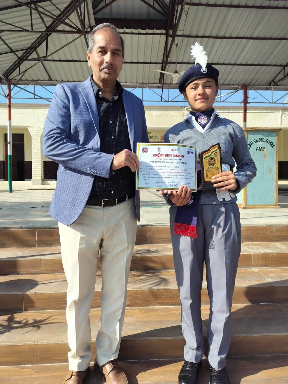 वरिष्ठ माध्यमिक विद्यालय अंब की एनएसएस स्वयंसेविका तन्वी चौधरी के साथ प्रधानाचार्य विनोद बन्याल