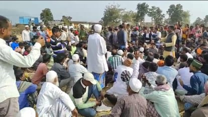 NTPC कार्यों को लेकर विरोध जताते ग्रामीण