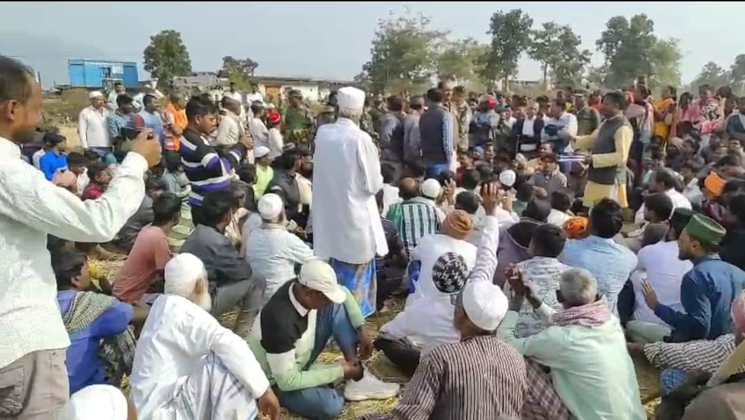 NTPC कार्यों को लेकर विरोध जताते ग्रामीण