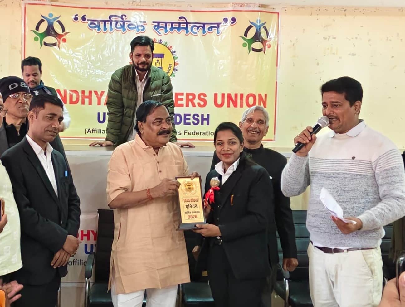 विंध्य हॉकर यूनियन के वार्षिक सम्मेलन में अधिवक्ता स्मृति गुप्ता को सम्मनित करते  राष्ट्रीय म