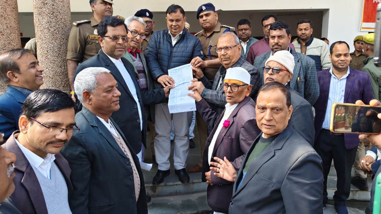 यूजीसी को लेकर कलक्ट्रेट पर ज्ञापन देते अधिवक्ता-स्रोत अधिवक्ता