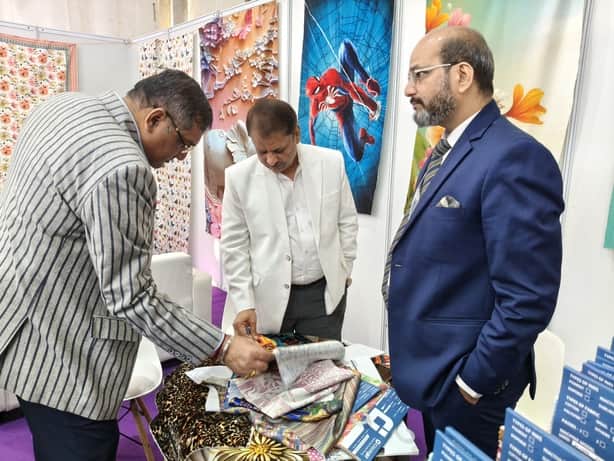 यार्न फैब्रिक एंड एसेसरीज ट्रेड शो एवं एशियन टेक्सटाइल मशीनरी एक्सपो में जानकारी  लेते उद्यमी। 