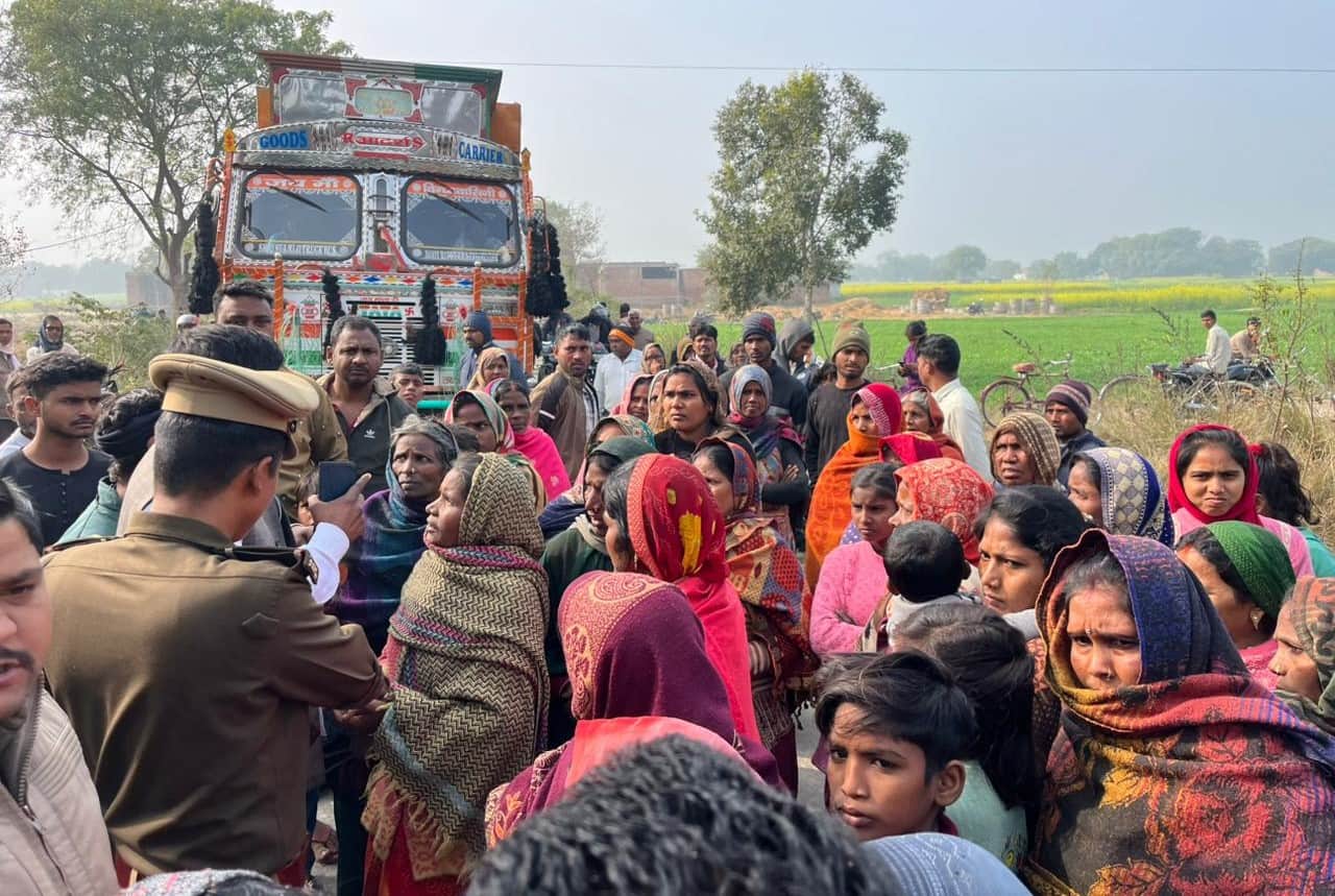 युवक पर हमला के बाद मतेथू-सुरियावां रोड पर चक्काजाम करते लोग। स्रोत जागरूक पाठक