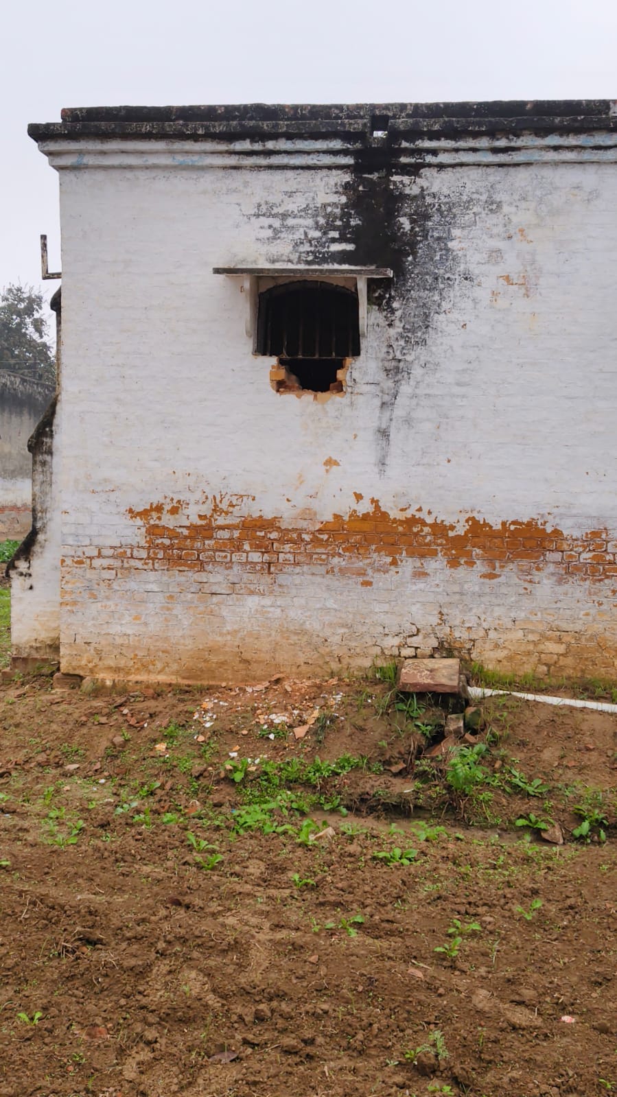 Police are scouring six districts in search of the escaped prisoners