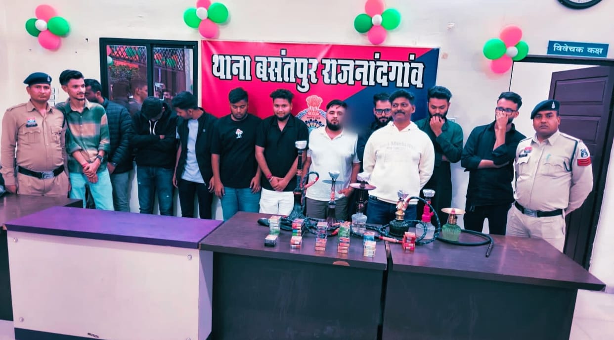 Police raid at Hotel Golden action taken against 11 people for serving hookah in Rajnandgaon