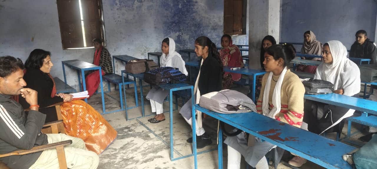 अबु आसिम आजमी इंटर कॉलेज में प्रयोगात्मक परीक्षा देते छात्र।-