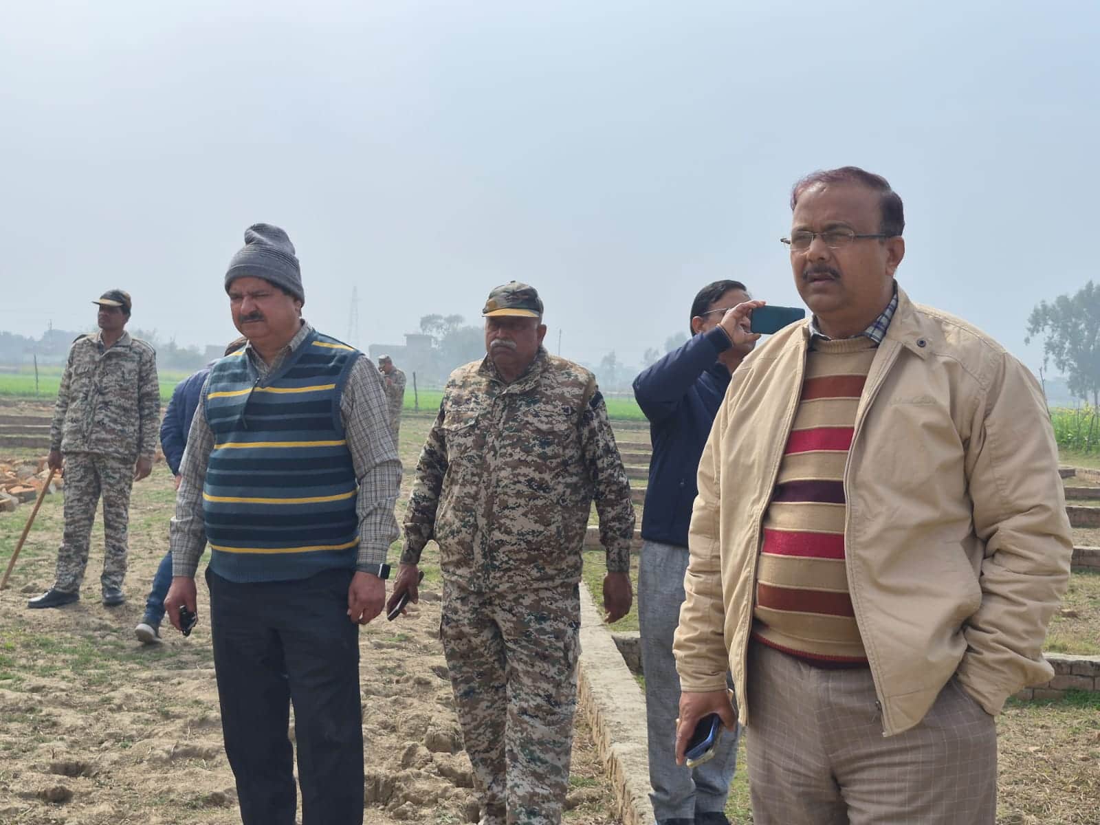 अजीजगंज क्षेत्र में अवैध प्लॉटिंग ध्वस्त कराते एसडीए सचिव अजय त्रिपाठी। स्रोत : एसडीए