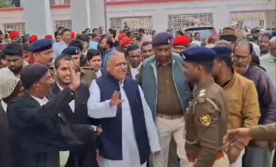 अधिवक्ता को कोर्ट ले जाती पुलिस