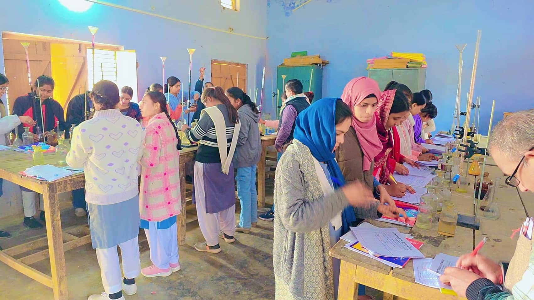  बलरामपुर में यूपी बोर्ड की प्रयोगात्मक परीक्षा देते विद्यार्थी। स्रोत विभाग