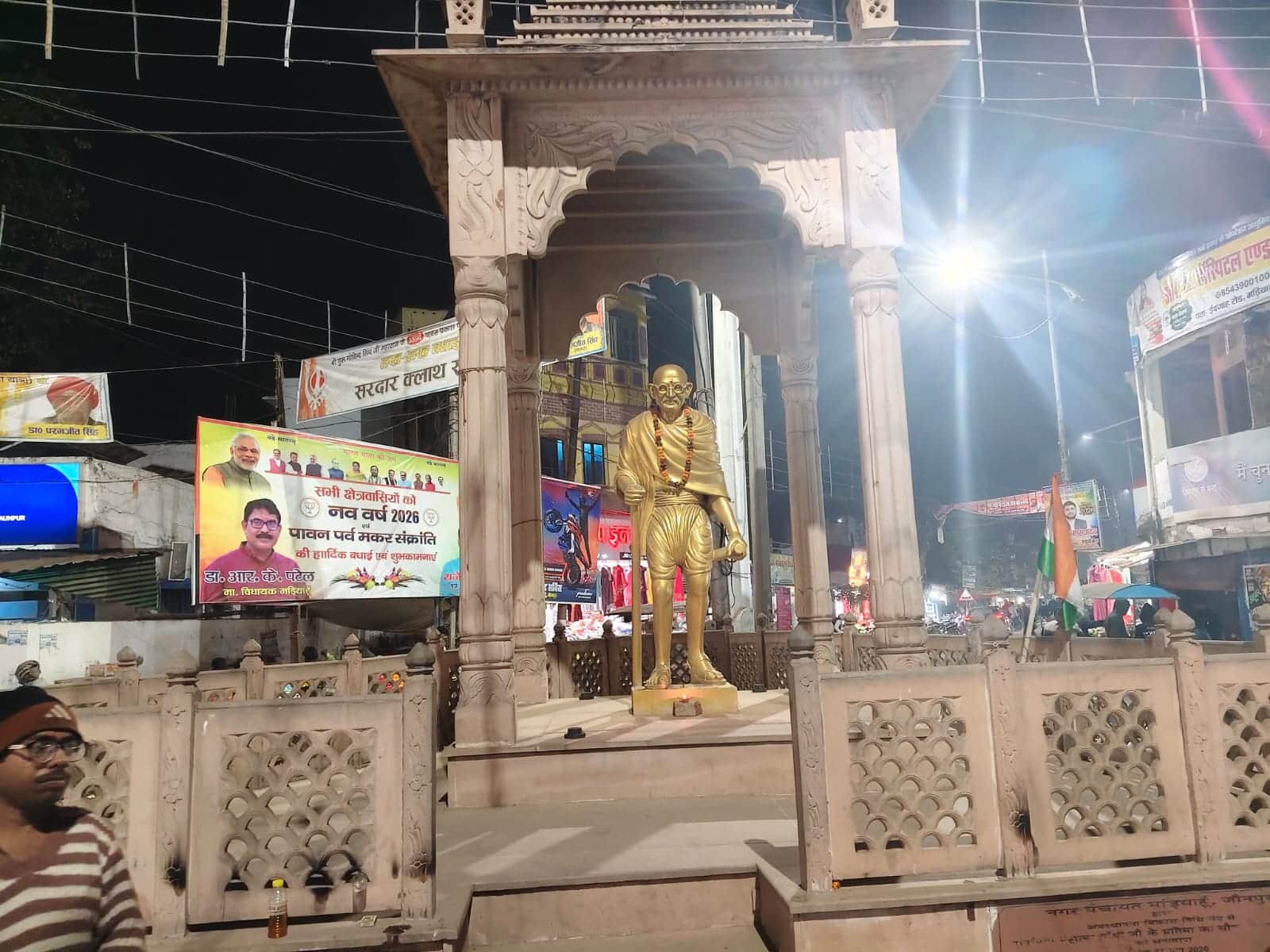 बलिदान दिवस पर उपेक्षा का शिकार हुई मड़ियाहूं कोतवाली के सामने स्थापित राष्ट्रपिता महात्मा गांध