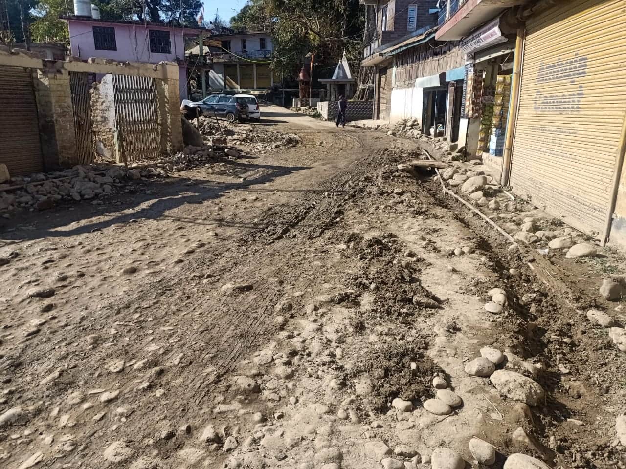 बस्सी से तताहर सड़क पर कीचड़ और फिसलन से वाहन चलाना मुश्किल। स्रोत : जागरूक पाठक