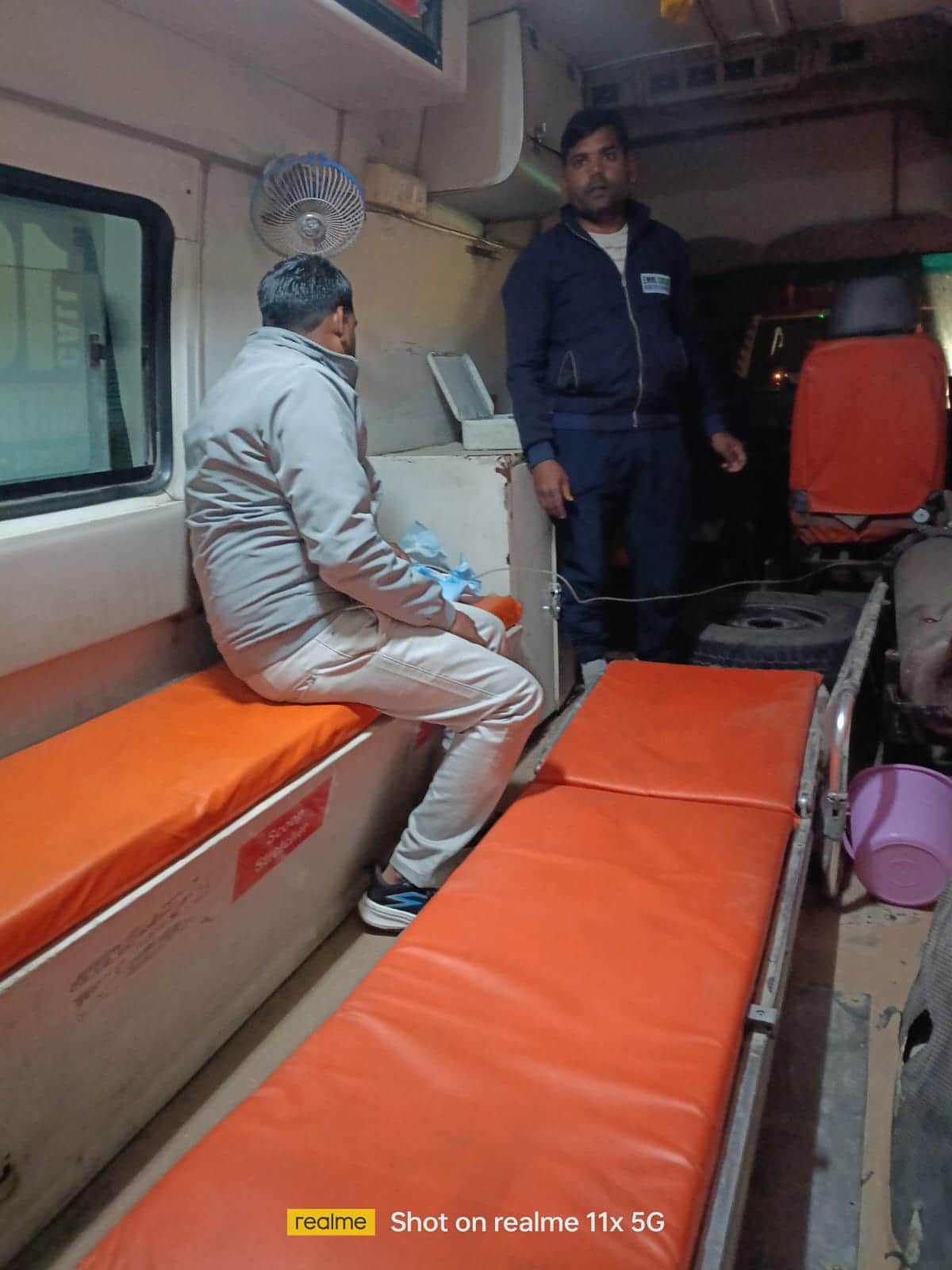 एबुलेंस में बच्ची को लेकर जाते स्वास्थ्य कर्मी। संवाद