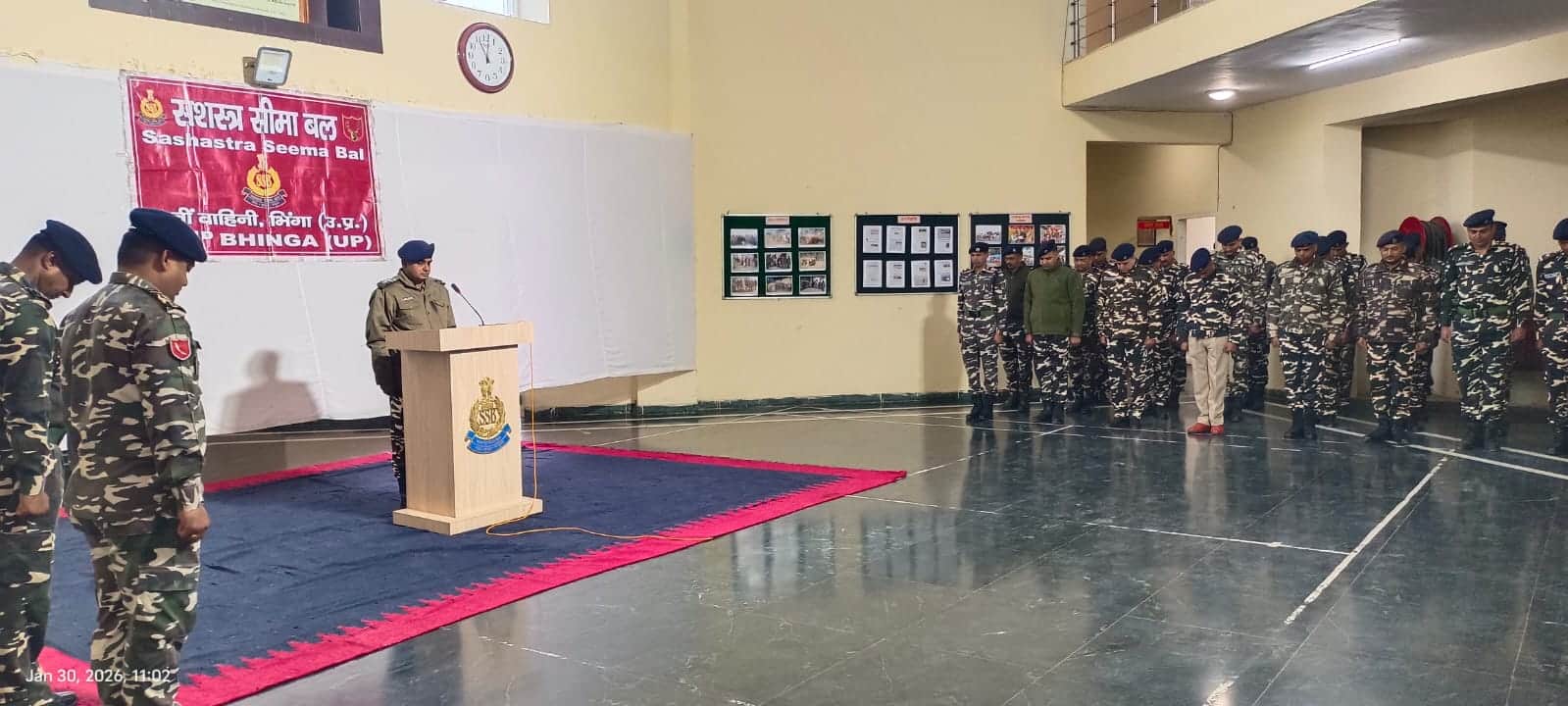 एसएसबी मुख्यालय में दो मिनट का मौन रखते जवान।