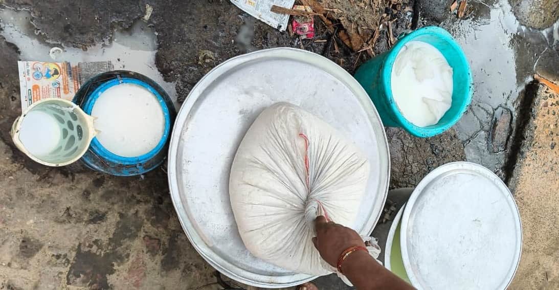 फरेंदा मार्ग पर बन रहा पनीर। 