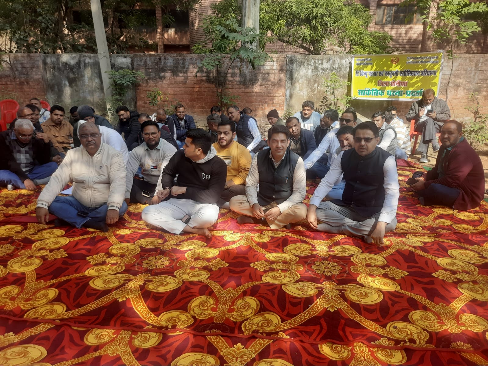 फोटो 01: सोनीपत लघु सचिवालय परिसर में धरने पर बैठे पटवारी व कानूनगो। संवाद