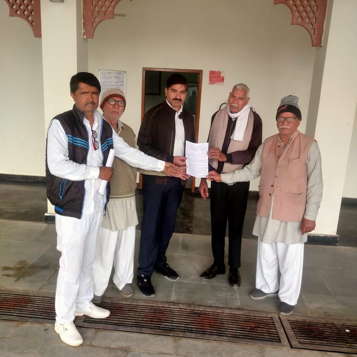 The committee handed over a memorandum to the station master.