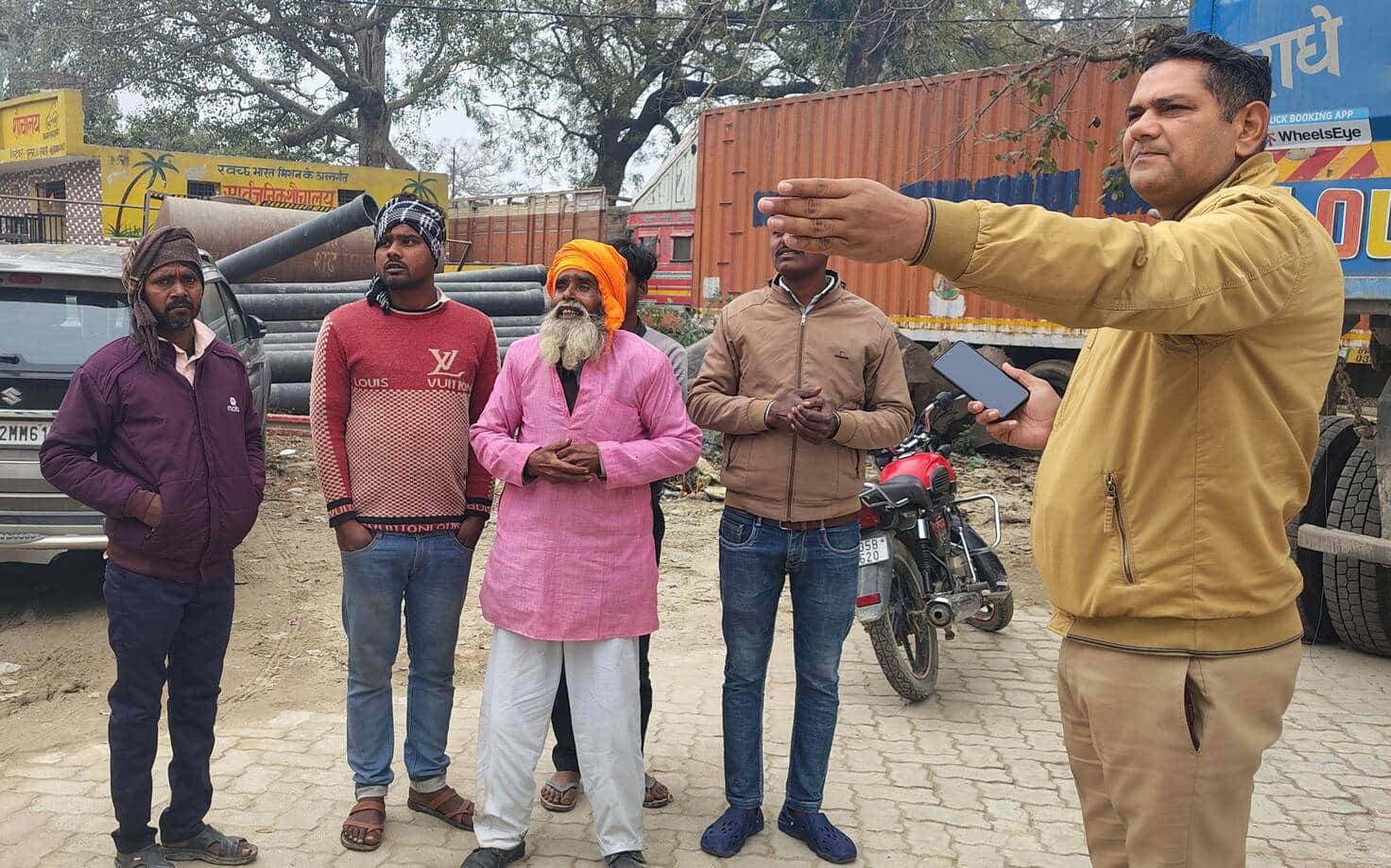 फोटो-11- मद्दूखेड़ा में कलावती के आत्महत्या की घटना में परिजनों ने जानकारी लेते कोतवाल। संवाद