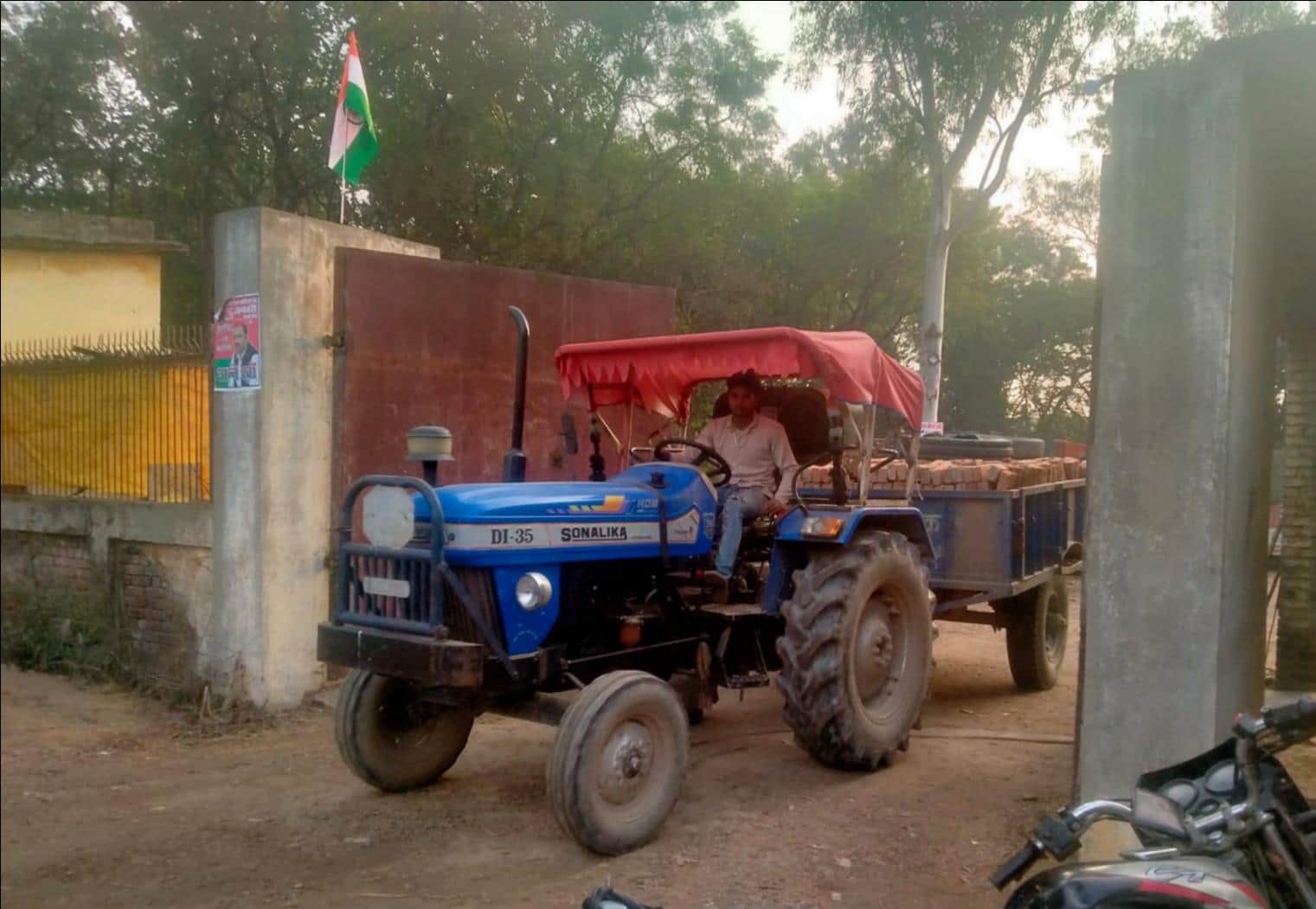 फाेटो-12 कताई मिल से मलबा ले जाता ट्रैक्टर-ट्राॅली। स्रोत: जागरूक पाठक