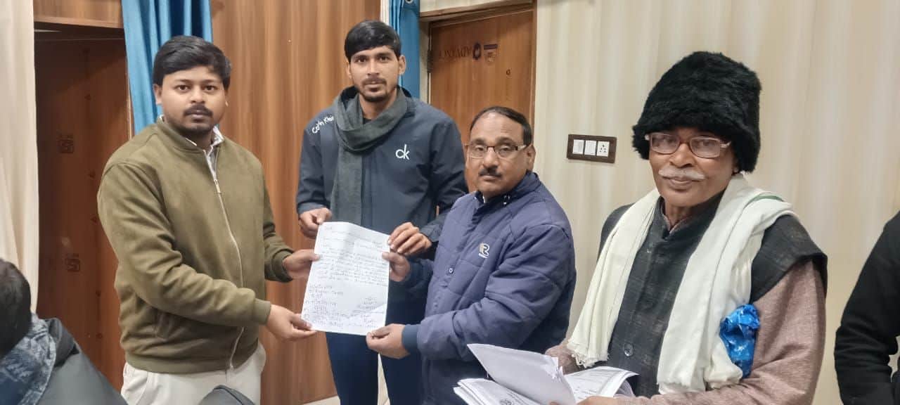 फोटो 16 बीडीओ किशनी को ज्ञापन देते ग्रामीण। संवाद