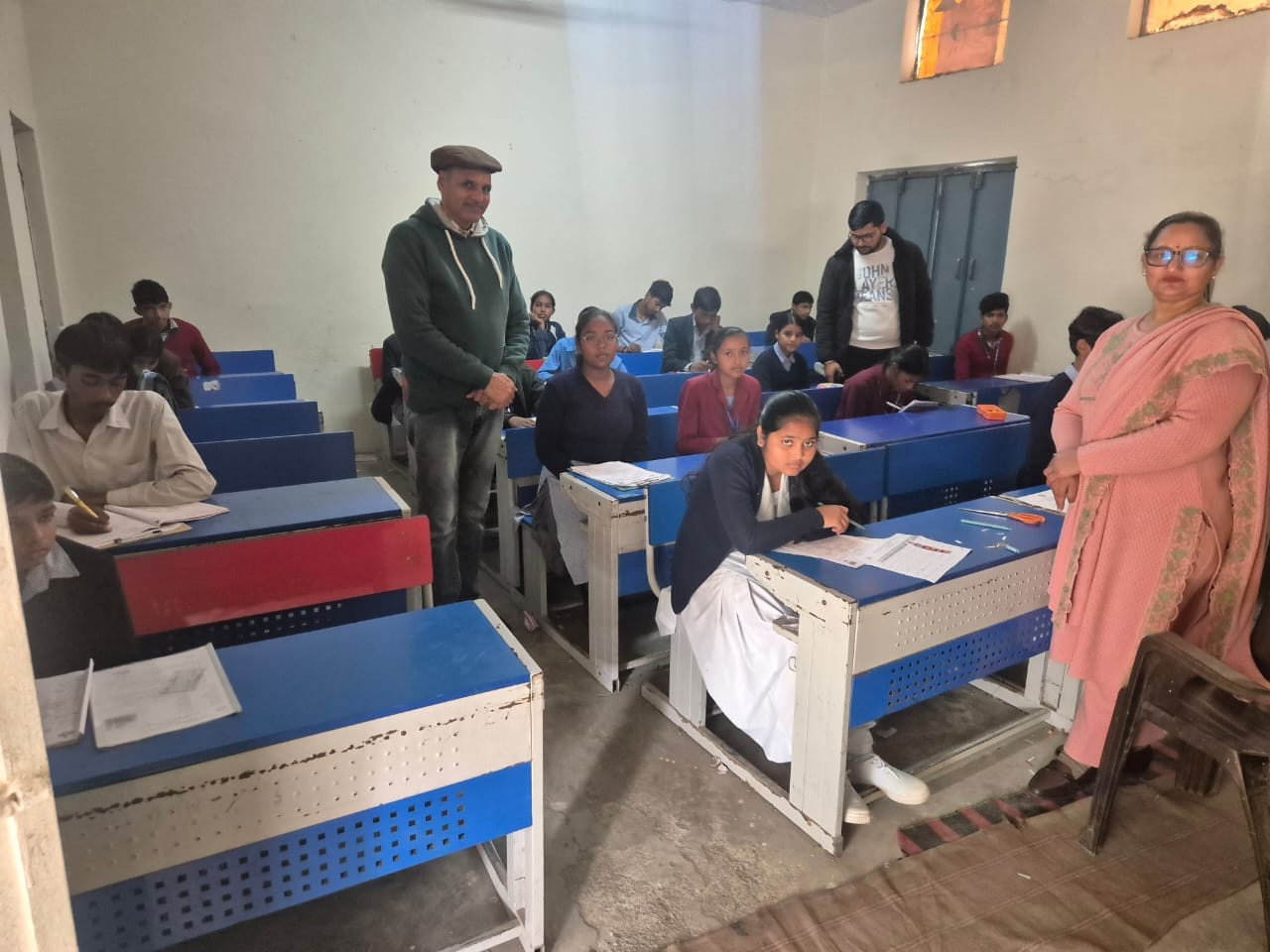 फोटो :27: सोनीपत में बनाए गए केंद्र पर मिशन बुनियाद परीक्षा के दौरान निरीक्षण करते डायट प्राचार