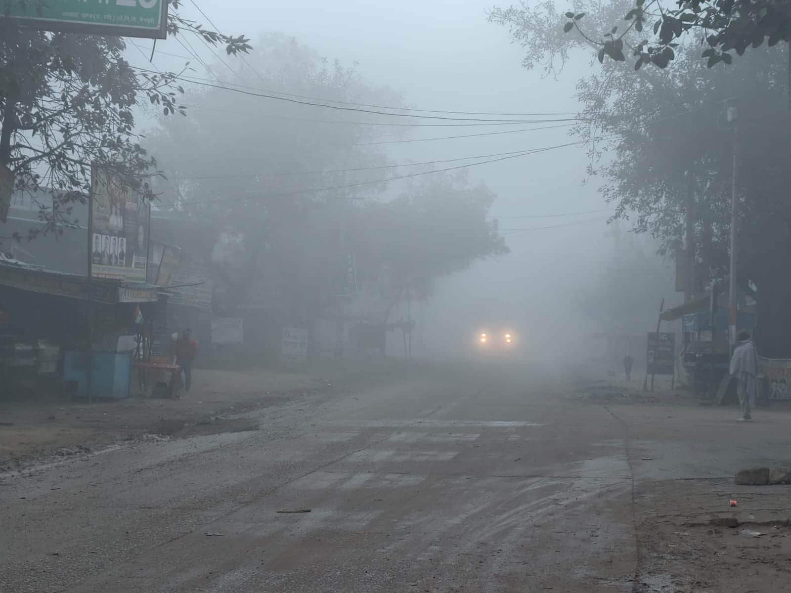फोटो 3 कोहरे के बीच से गुजरते वाहन। संवाद