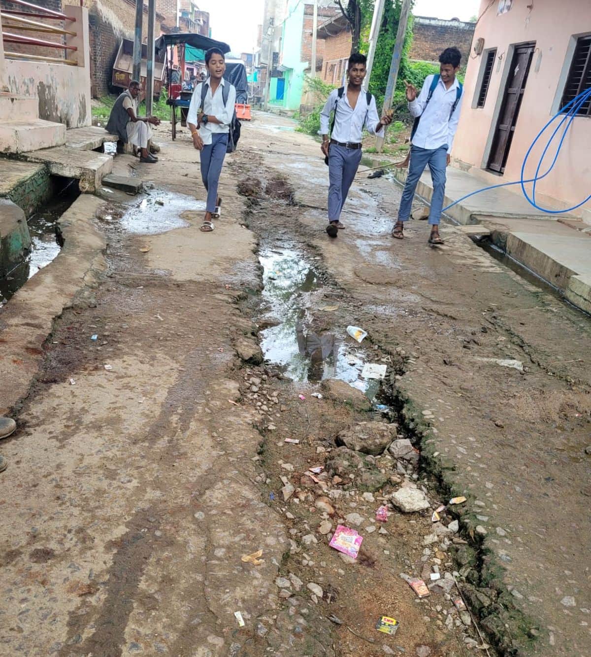 फोटो 30 एमएएचपी 17 परिचय-कस्बा श्रीनगर में हर घर नल योजना की पाइपलाइन डालने के बाद इस तरह छोड़ी