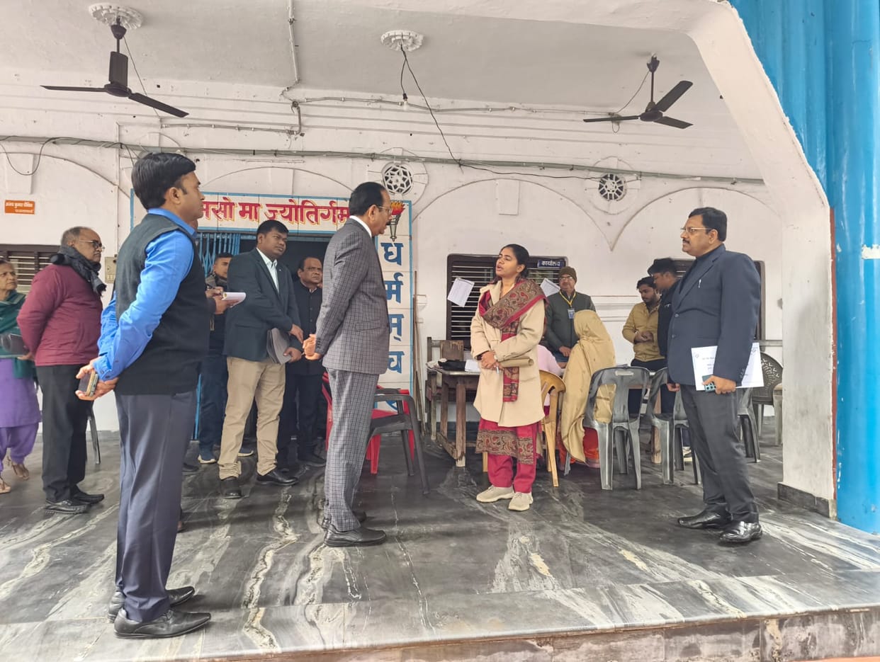 The Divisional Commissioner of Jhansi inspected the progress of SIR at the booths.